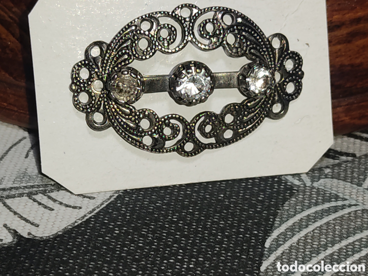 Gioielleria: Broche antiguo estilo filigrana con cristales o circonitas.