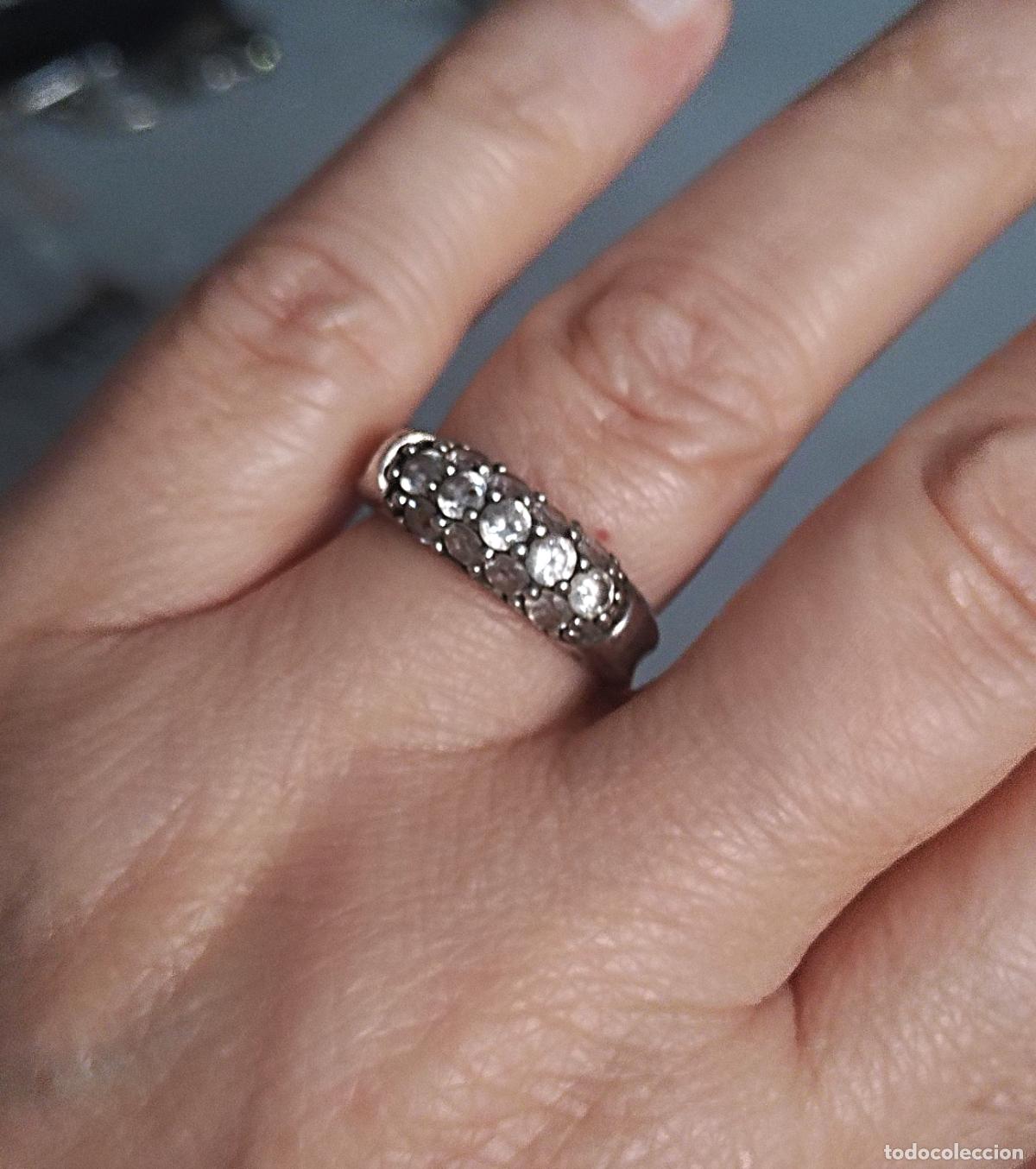 Joyeria: Anillo de plata de ley contrastada, con circonitas.