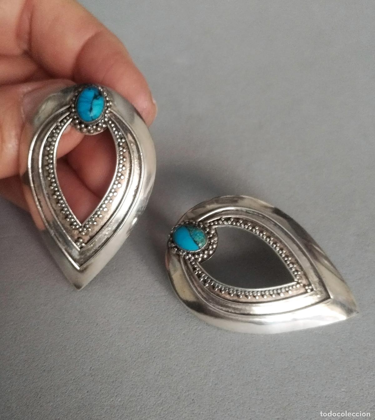 Joyeria: Pendientes de plata de ley contrastada, con piedra azul, cierre de presi&oacute;n.