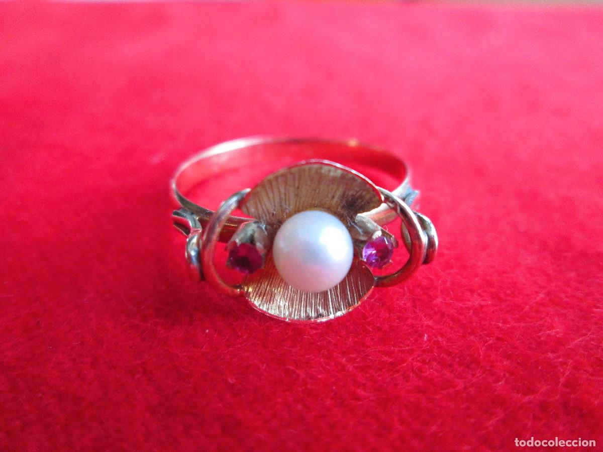 Schmuck: ANILLO DE ORO DE 18 KLTS. CON PIEDRAS SEMIPRECIOSAS ROJAS Y PERLA - SIN ESTRENAR