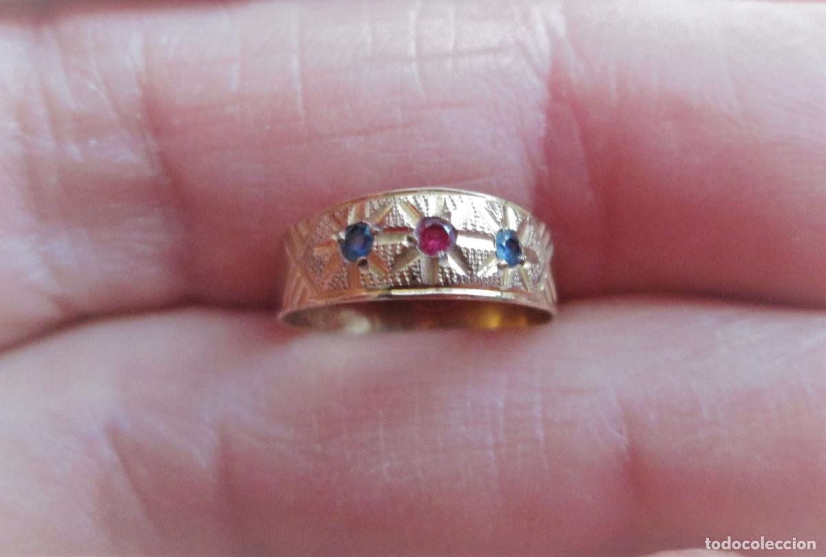 Schmuck: ANILLO DE ORO DE 18 KLTS. INFANTIL O PARA COLGAR DE CADENA - CON PIEDRAS SEMIPRECIOSAS ROJA Y AZULES