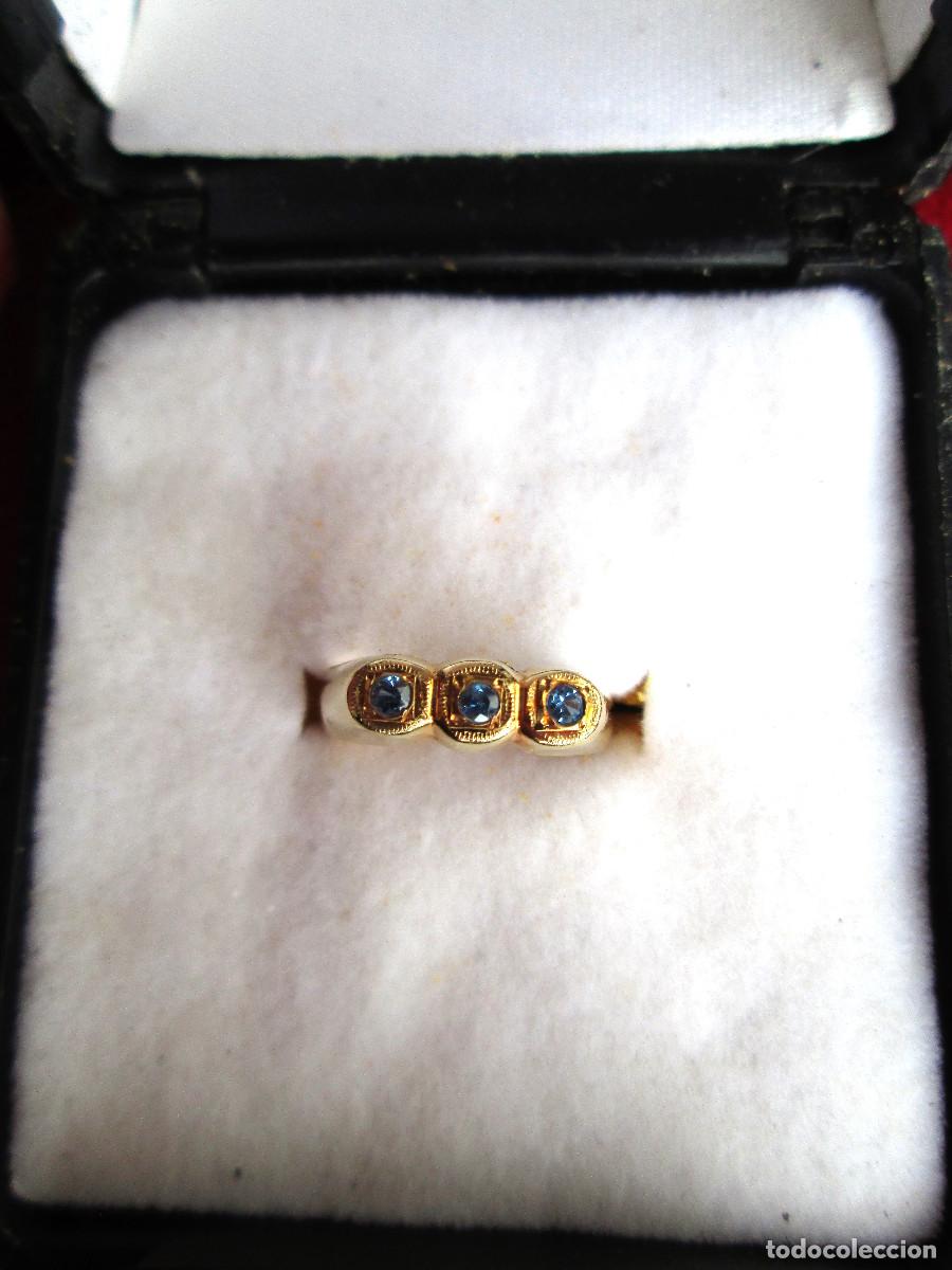 Schmuck: ANILLO DE ORO DE 18 KLTS. INFANTIL O PARA COLGAR DE CADENA - CON 3 PIEDRAS AZUL - SIN ESTRENAR -