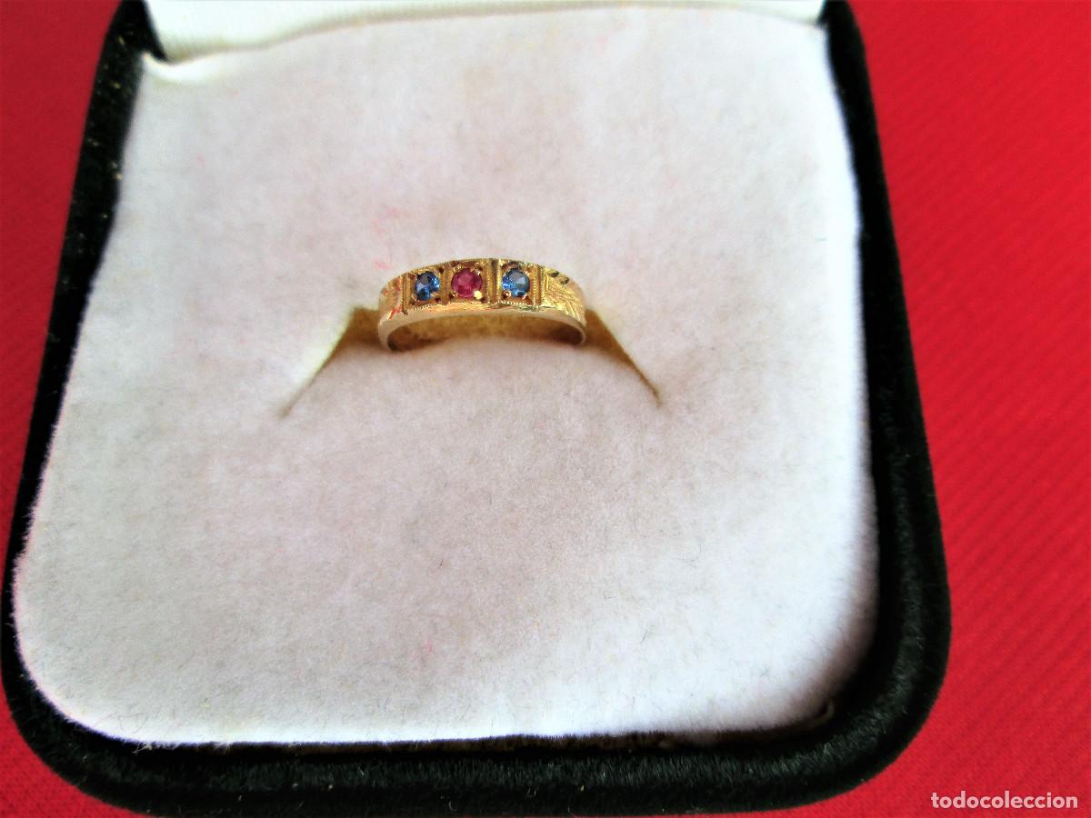 Jewelry: ANILLO DE ORO DE 18 KLTS. INFANTIL O PARA COLGAR DE CADENA - CON PIEDRAS SEMIPRECIOSAS ROJO Y AZUL -