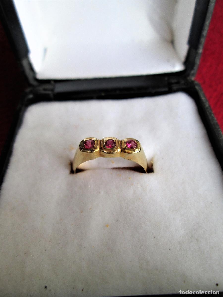 Schmuck: ANILLO DE ORO DE 18 KLTS. INFANTIL O PARA COLGAR DE CADENA - CON 3 PIEDRAS ROJO RUBI - SIN ESTRENAR