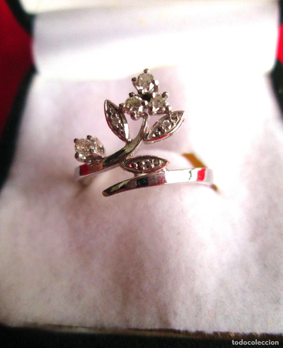 Jewelry: ANILLO DE ORO DE 18 KLTS. BLANCO CON CIRCONITAS- RAMA CON FLOR - SIN ESTRENAR