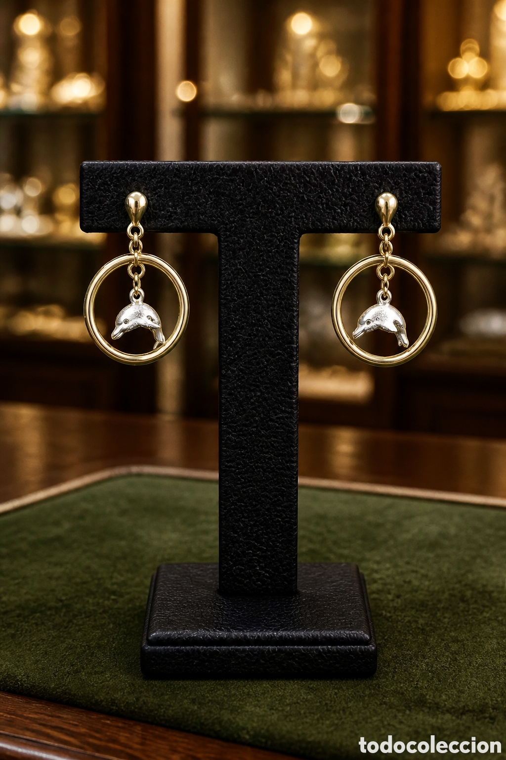 Joyeria: Elegantes pendientes elaborados en oro de 14 quilates. Presentan un dise&ntilde;o de aro con un encantador