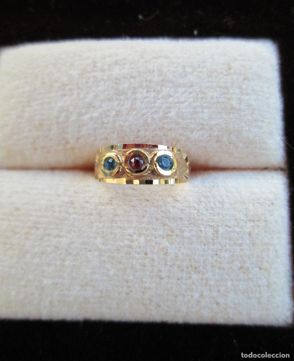 Jewelry: ANILLO DE ORO DE 18 KLTS. INFANTIL O PARA COLGAR DE CADENA - CON PIEDRAS SEMIPRECIOSAS ROJA Y AZUL -