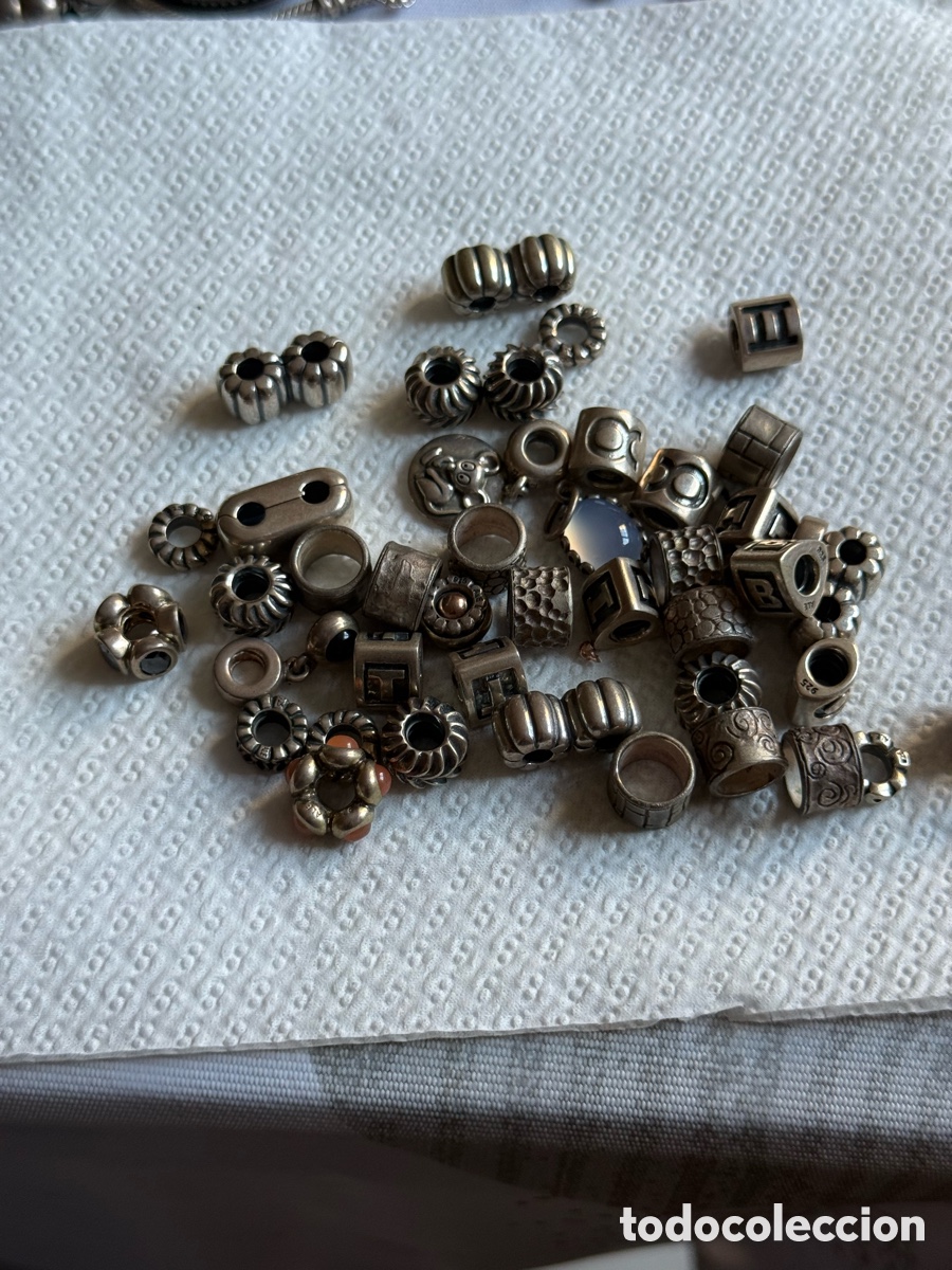 Joyeria: Lote de m&aacute;s de 40 chambers de Pandora, plata - Foto 2