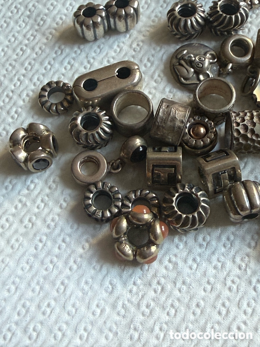 Joyeria: Lote de m&aacute;s de 40 chambers de Pandora, plata - Foto 3