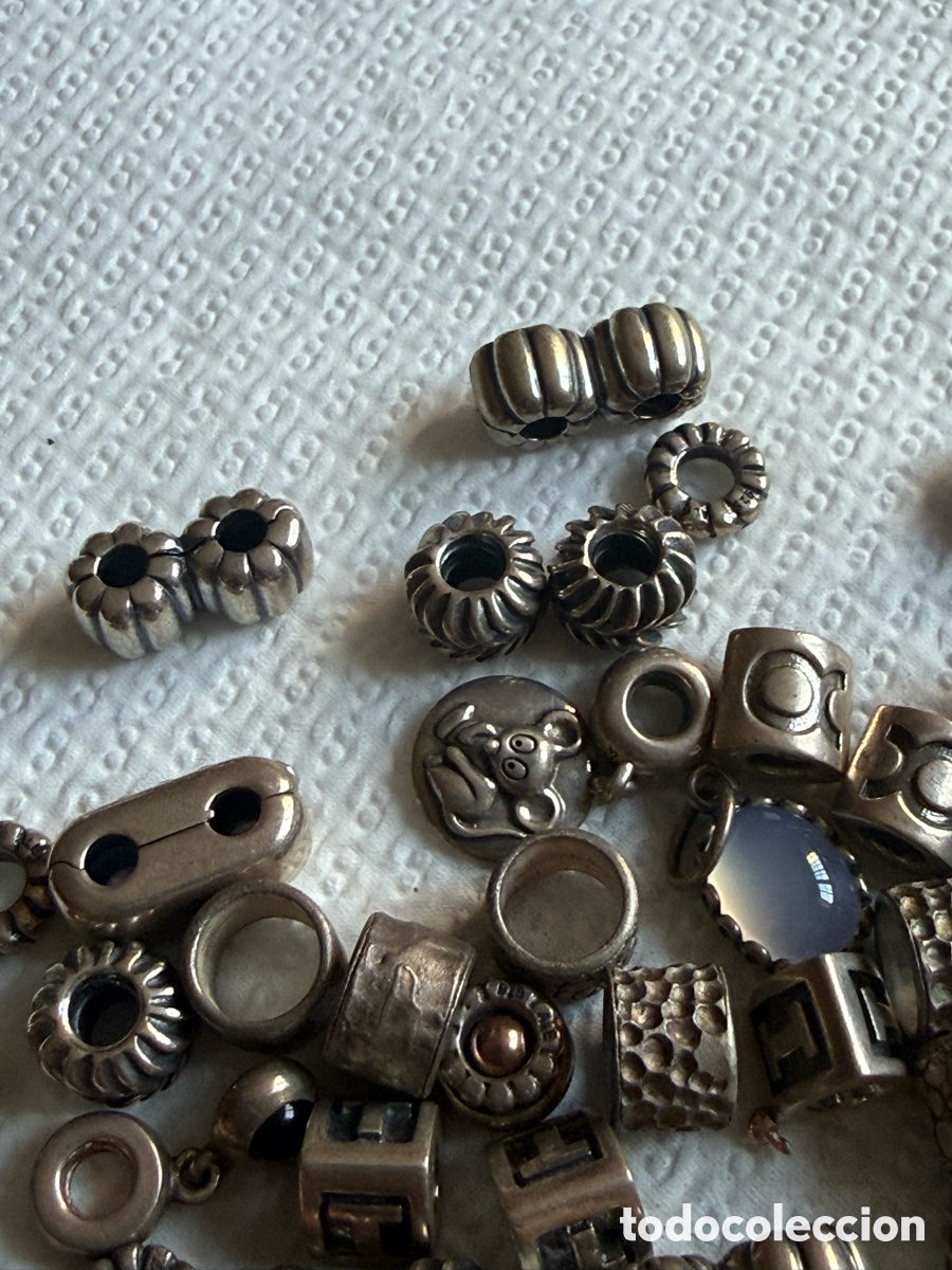 Joyeria: Lote de m&aacute;s de 40 chambers de Pandora, plata - Foto 4