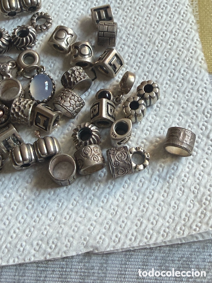 Joyeria: Lote de m&aacute;s de 40 chambers de Pandora, plata - Foto 5