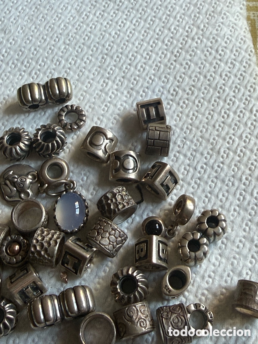 Joyeria: Lote de m&aacute;s de 40 chambers de Pandora, plata - Foto 6