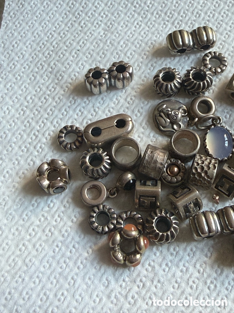 Joyeria: Lote de m&aacute;s de 40 chambers de Pandora, plata - Foto 7