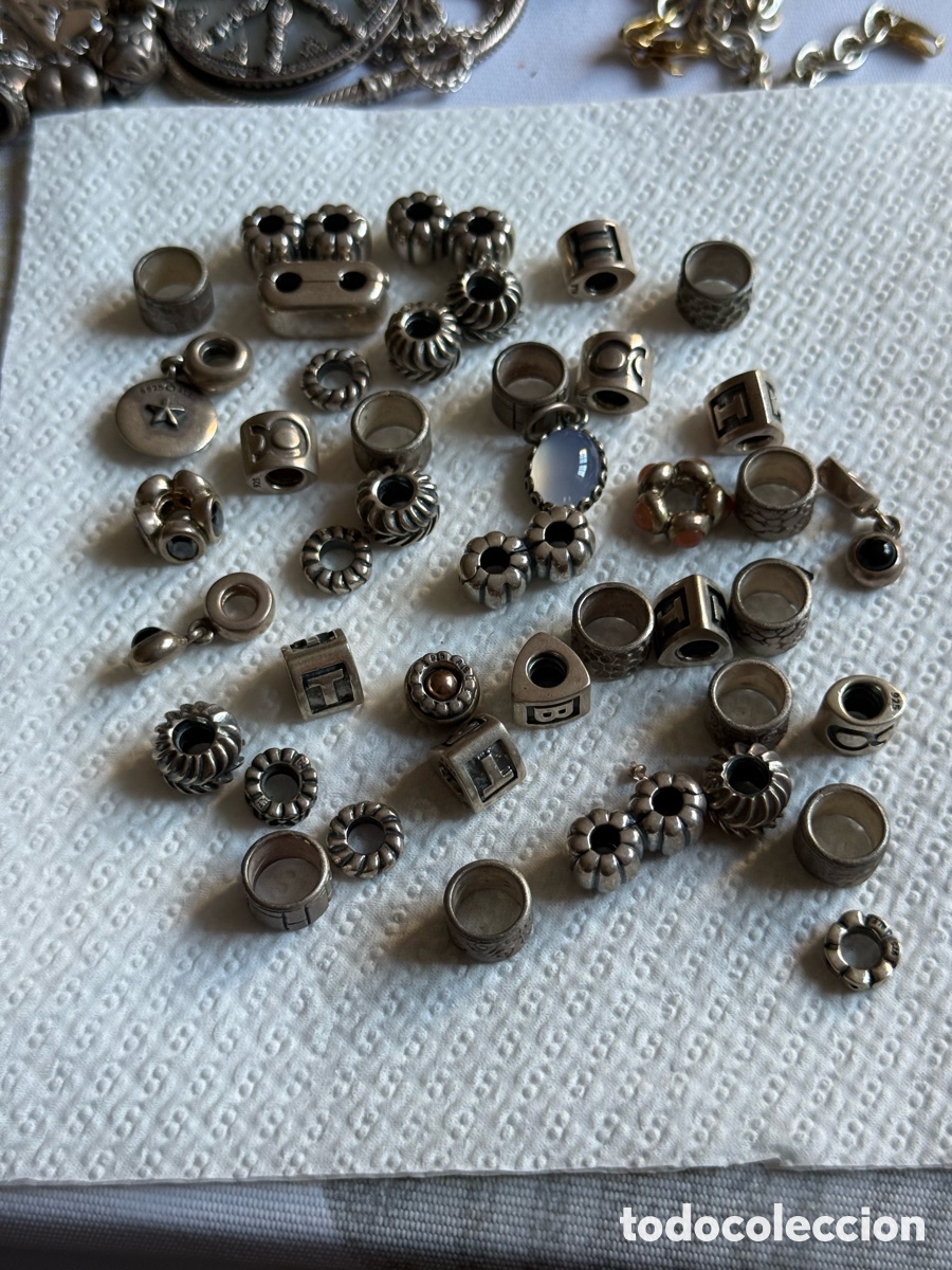 Joyeria: Lote de m&aacute;s de 40 chambers de Pandora, plata - Foto 8