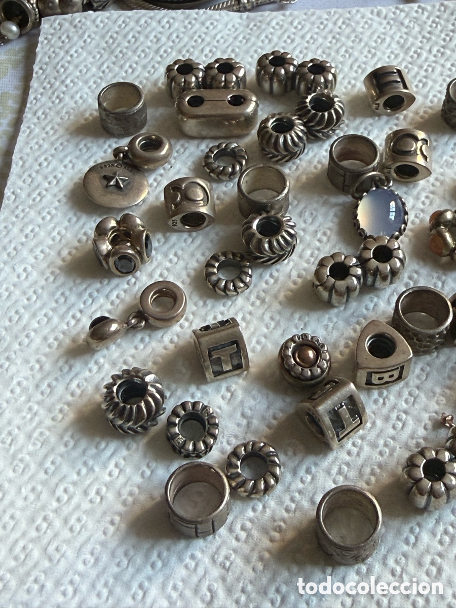 Joyeria: Lote de m&aacute;s de 40 chambers de Pandora, plata - Foto 9