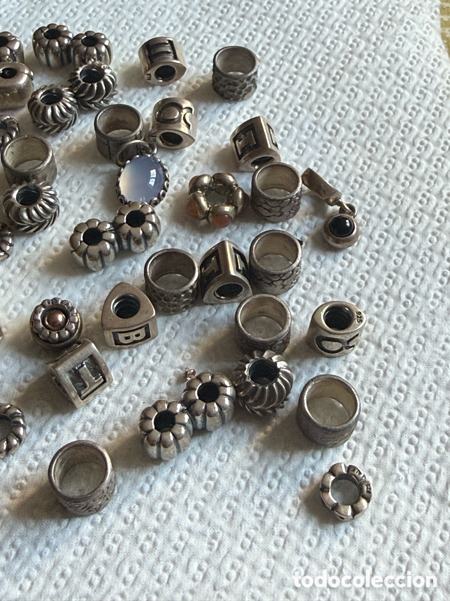 Joyeria: Lote de m&aacute;s de 40 chambers de Pandora, plata - Foto 10