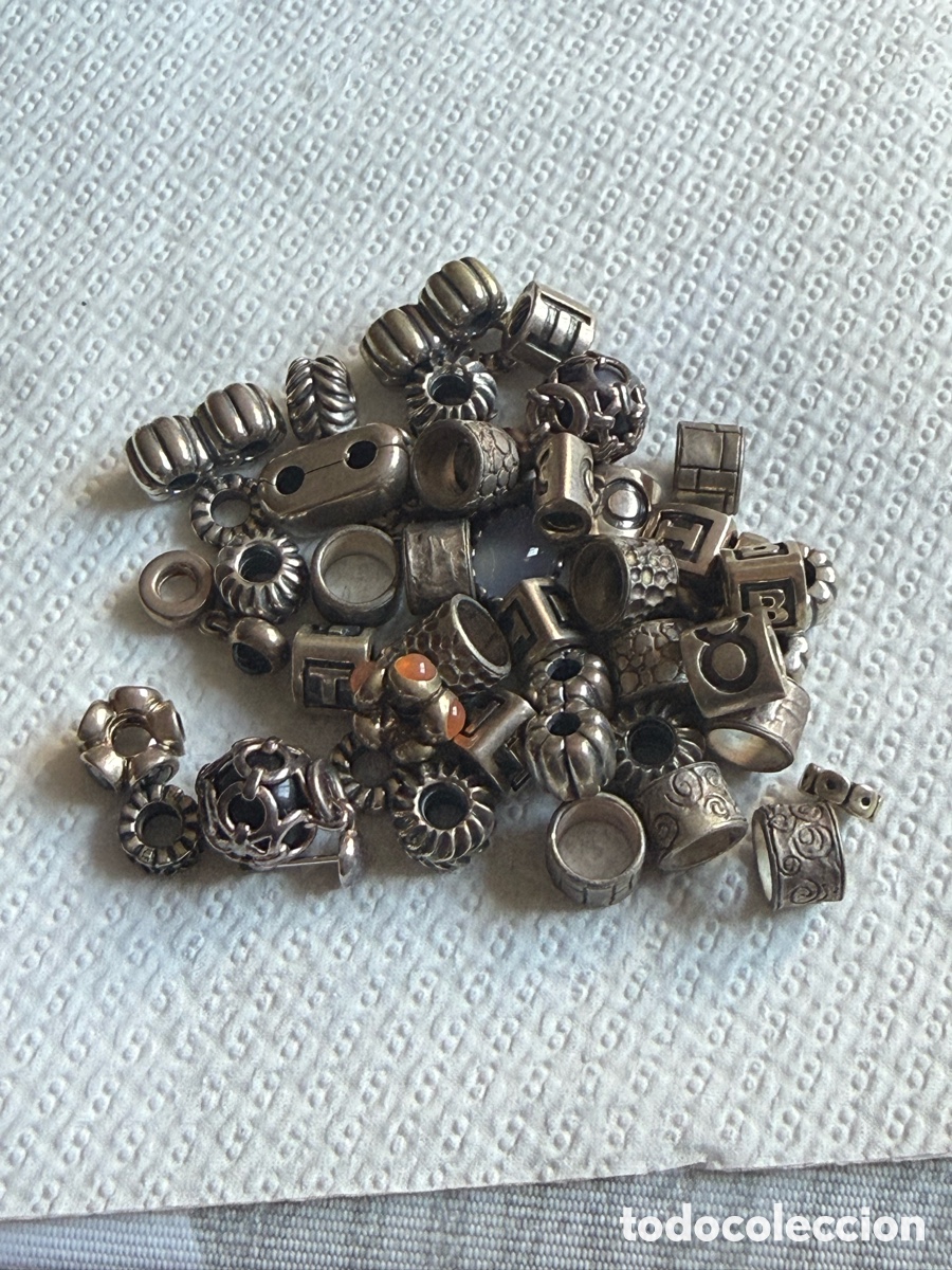 Joyeria: Lote de m&aacute;s de 40 chambers de Pandora, plata - Foto 1