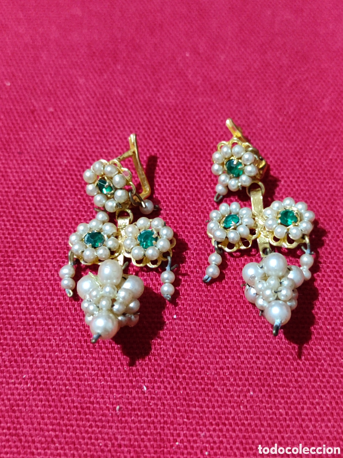 Joyeria: Pareja de pendientes dorados perlas y cristales verdes para fallera
