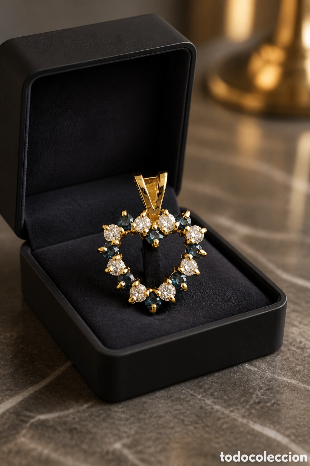 Joyeria: Precioso colgante con forma de coraz&oacute;n, elaborado en oro de 14 quilates. Un dise&ntilde;o elegante adornado
