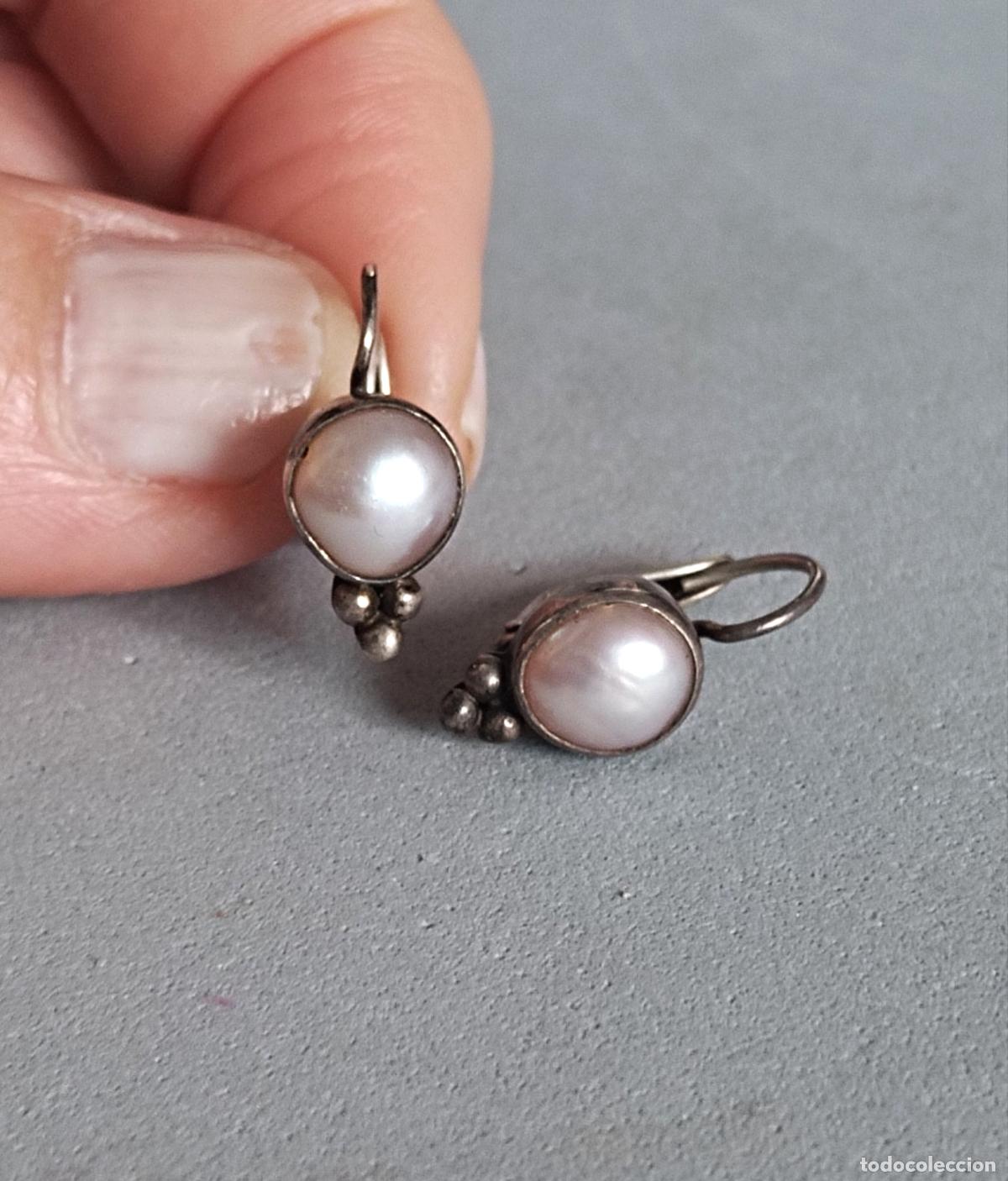 Joyeria: Antiguos pendientes de plata con perlas aut&eacute;nticas cultivadas. Peque&ntilde;o tama&ntilde;o.
