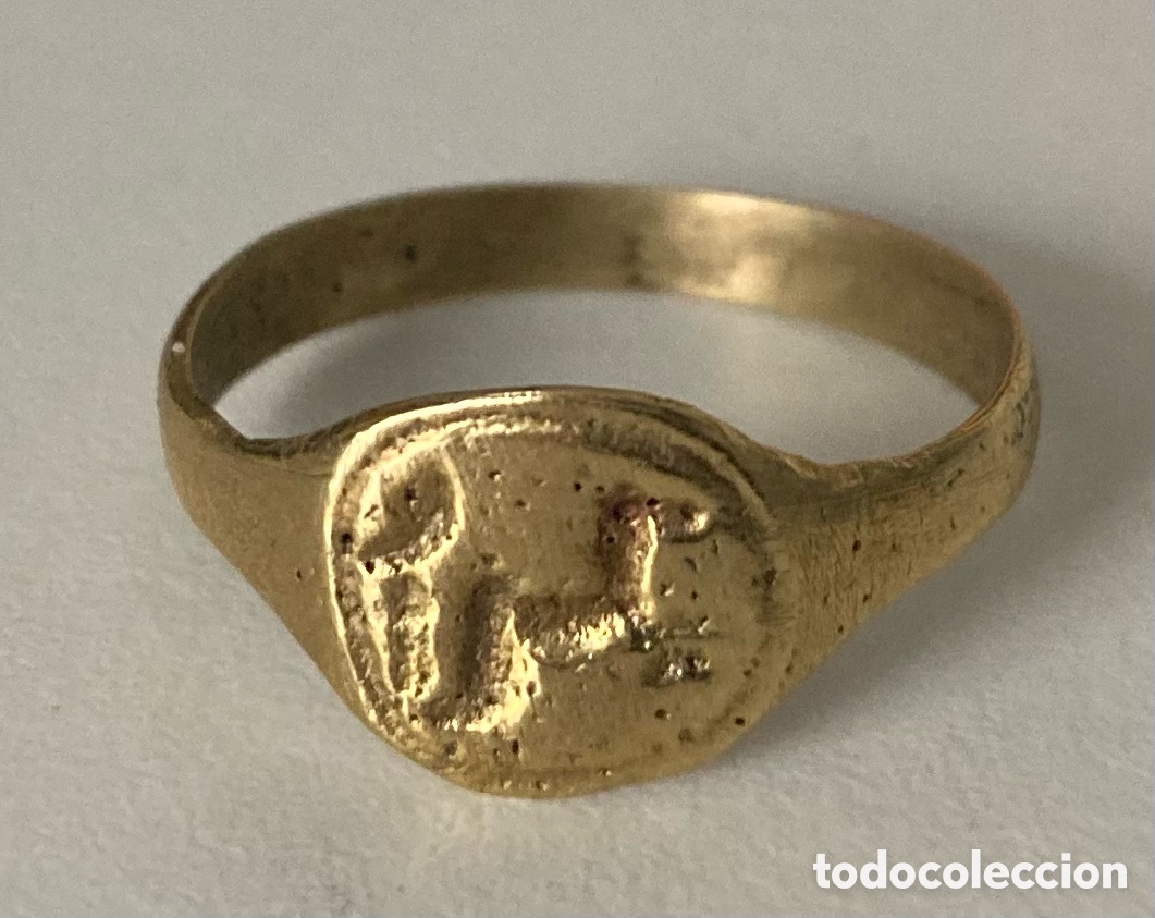 Joyeria: Reproducci&oacute;n anillo Romano de metal dorado con sello de un carro con un caballo. Muy bonito.
