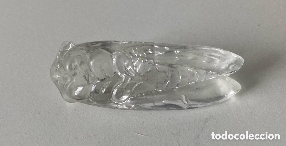 Joyeria: Reproducci&oacute;n de un colgante Romano de Cristal que representa una cigarra.