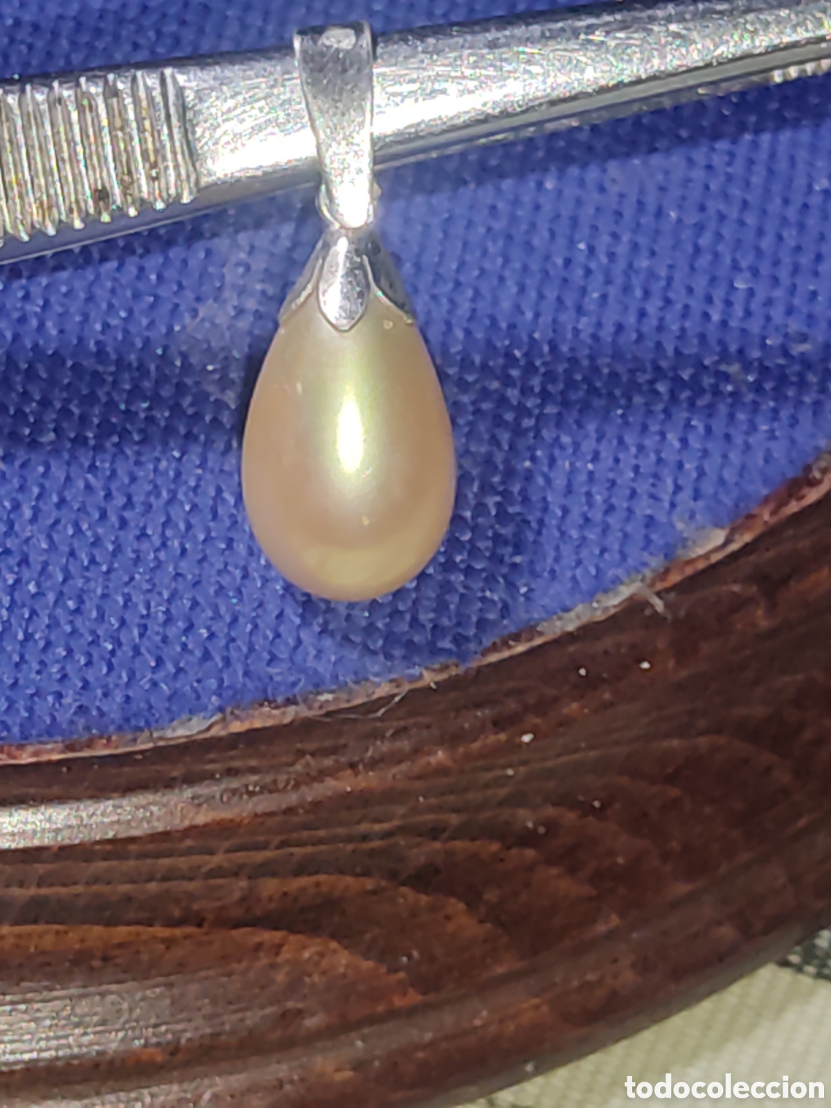 Joyeria: Colgante perla color champan de l&aacute;grima engarzada en plata contrastada.