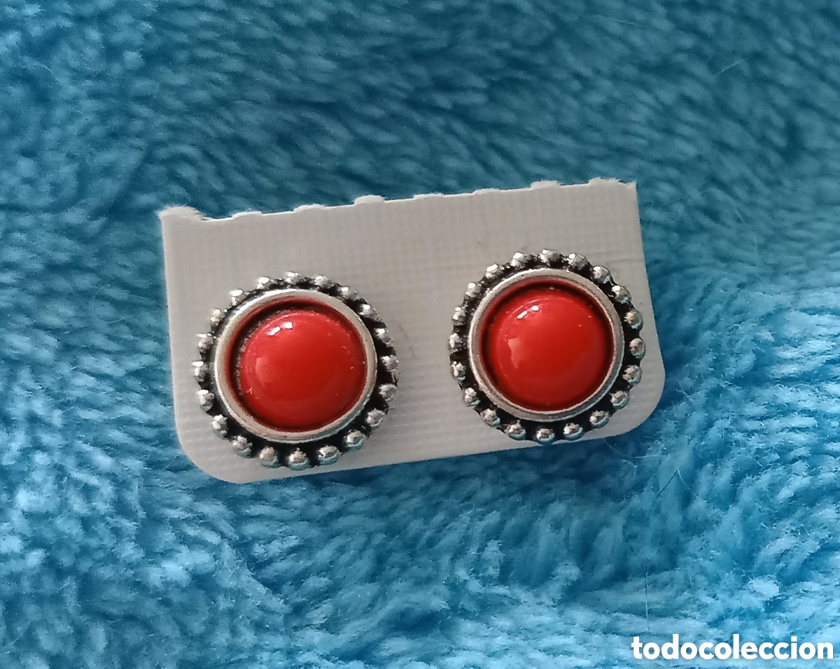 Joaillerie: Originales pendientes de bot&oacute;n color plateado y rojo con tachuelas 1cm di&aacute;m. Muy bonitos