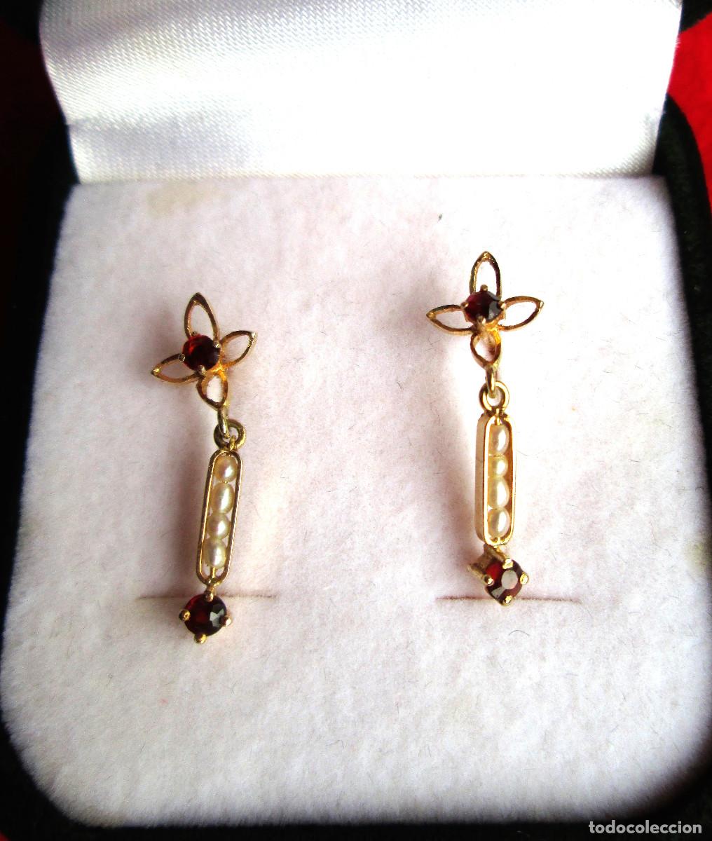 Gioielleria: PENDIENTES DE ORO DE 18 KLTS. FLOR DE LOTO CON PIEDRA ROJO RUBI Y PERLITAS - CIERRE PRESION - SIN ES