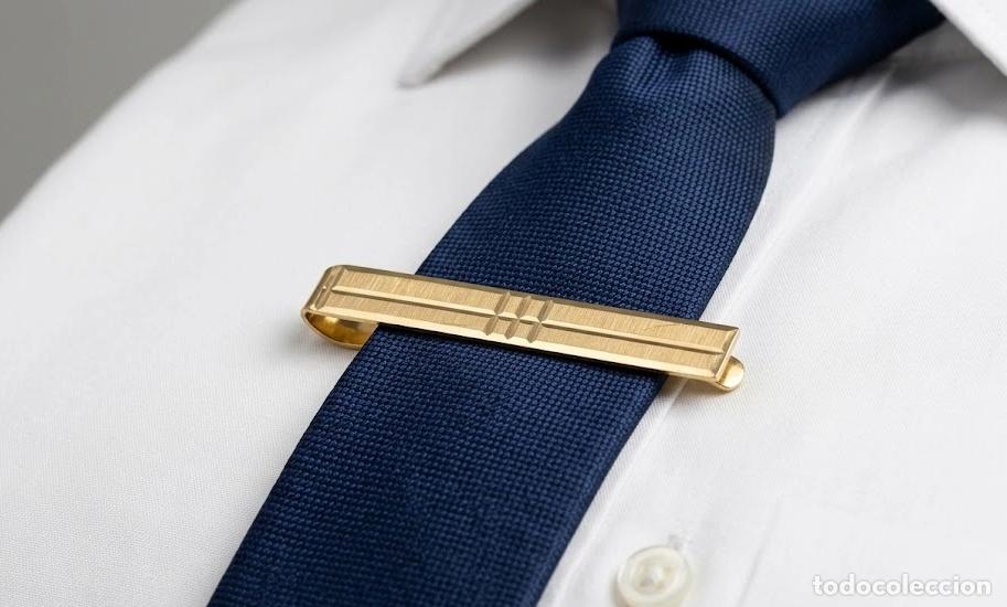 Joyeria: Elegante Pasador de Corbata en Oro Amarillo de 18kt - Dise&ntilde;o Cl&aacute;sico con Acabado Satinado y Brillo