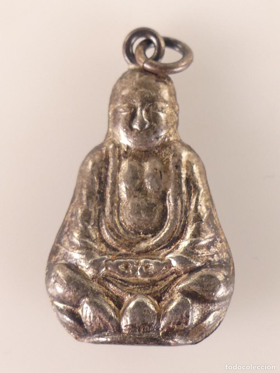 Joyeria: BONITO COLGANTE DE METAL PLATEADO - BUDA -