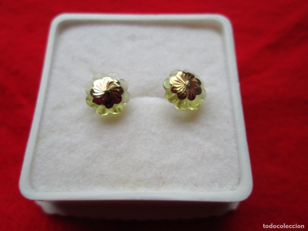 Joaillerie: PENDIENTES DE ORO DE 18 KLTS. CON AMBAR O COPAL AMARILLO BISELADO EN FORMA DE FLOR - CIERRE DE ROSCA