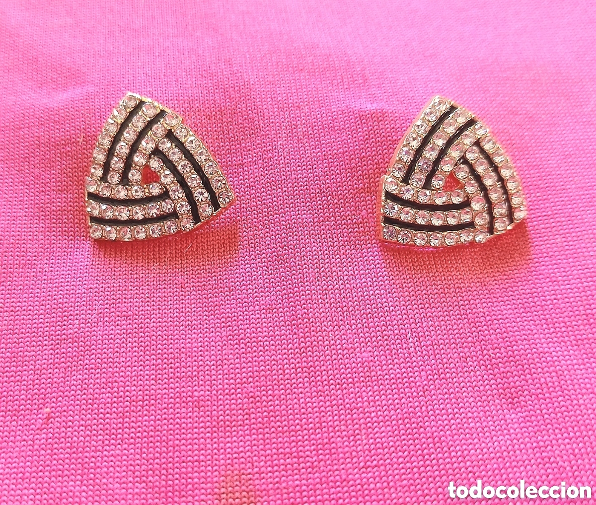 Joaillerie: Originales pendientes de bot&oacute;n geom&eacute;tricos, tri&aacute;ngulo plateados e incrustaciones brillantes blancas