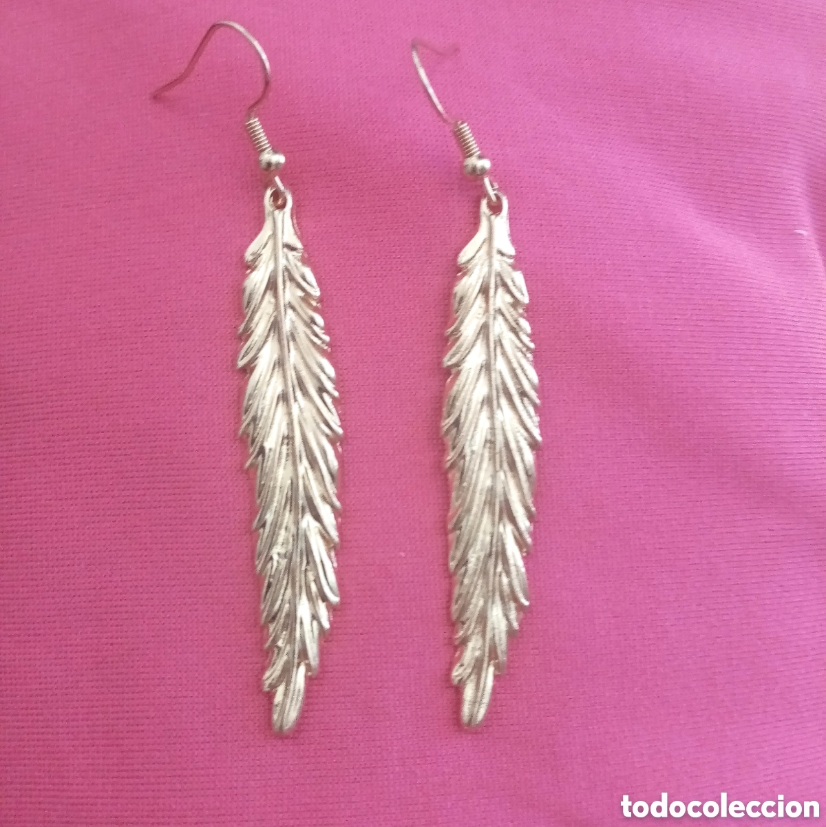 Joaillerie: Originales pendientes de plumas dorados met&aacute;licos de aleaci&oacute;n. 5,5cm largo. Muy bonitos