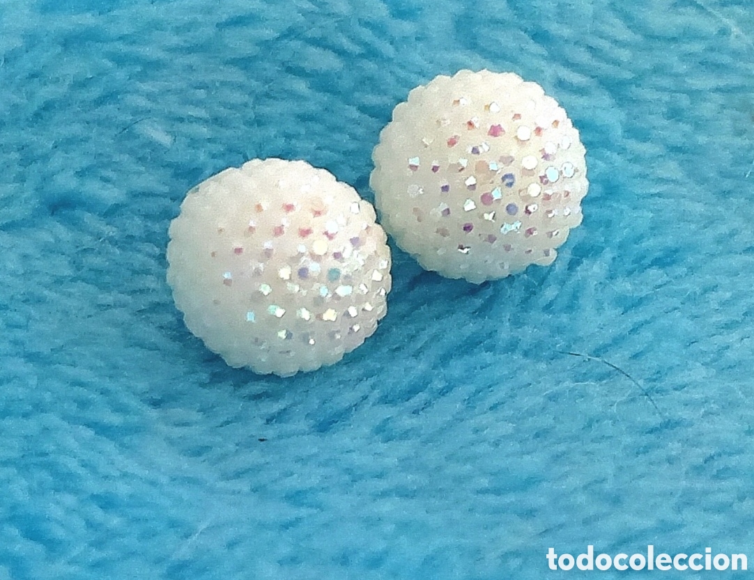 Joyeria: Originales pendientes de racimo de bot&oacute;n con tachuelas brillantes color blanco met&aacute;lico 9mm. Muy bon