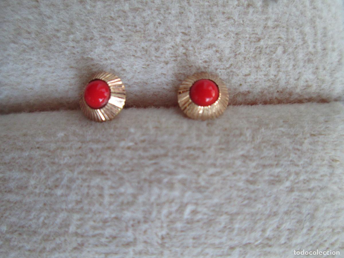 Joyeria: PENDIENTES DE ORO DE 18 KLTS. CON PEQUE&Ntilde;A BOLITA ROJO CORAL - SIN ESTRENAR