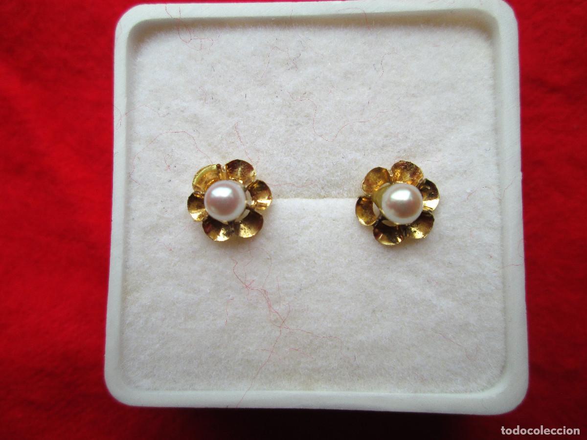 Gioielleria: PENDIENTES DE ORO DE 18 KLTS. FLOR CON PERLA - CIERRE DE ROSCA - SIN ESTRENAR