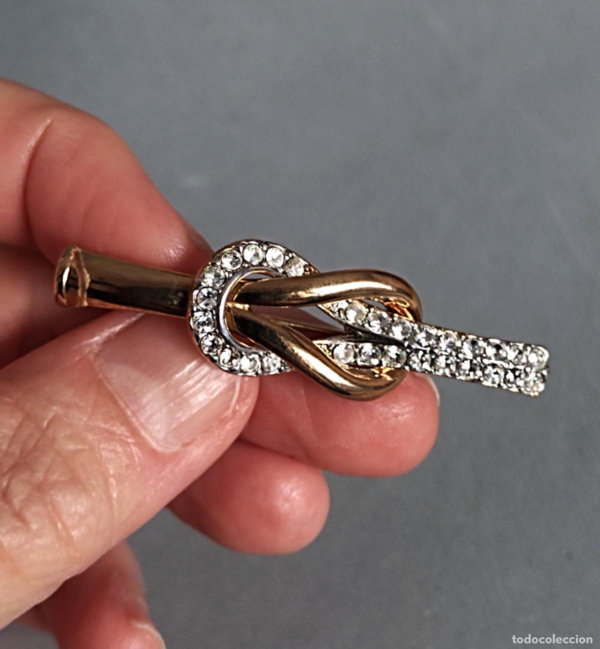 Joyeria: Bonito broche chapado en oro, y circonitas, forma de nudo.