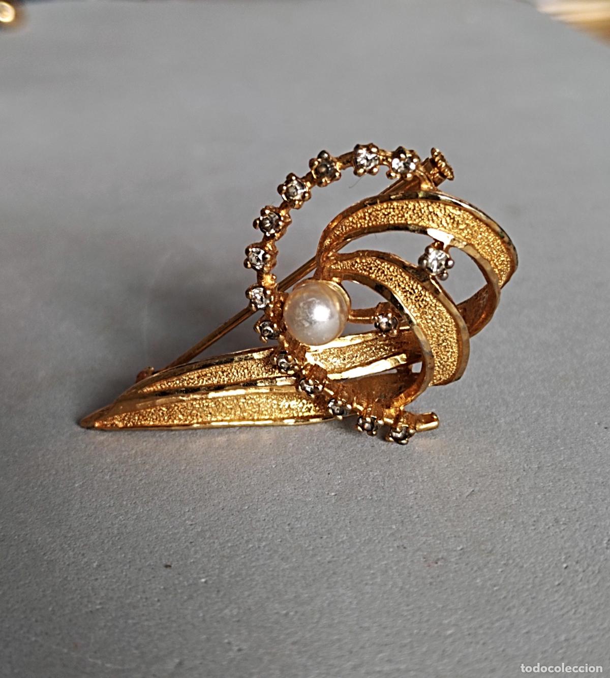 Joyeria: Precioso broche chapado en oro con perla y brillantes cristalitos.