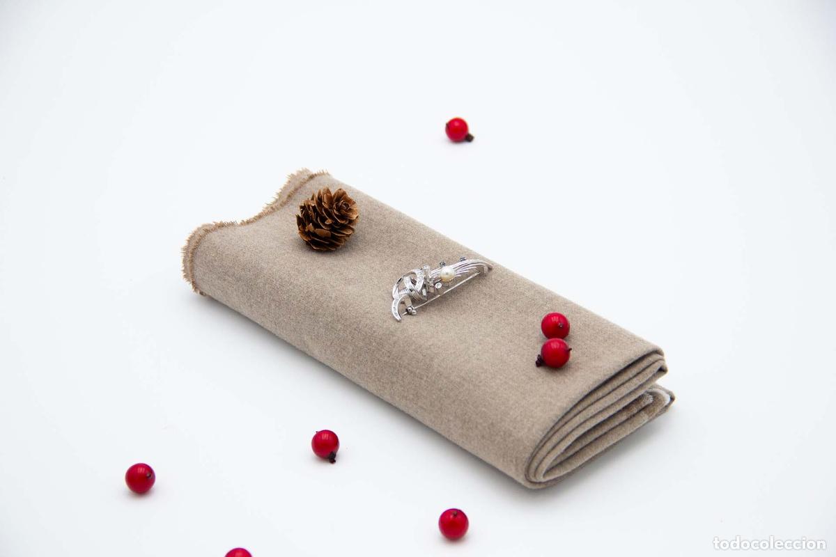 Joaillerie: Broche de oro blanco (19,2K) con diamantes, zafiros y una perla.