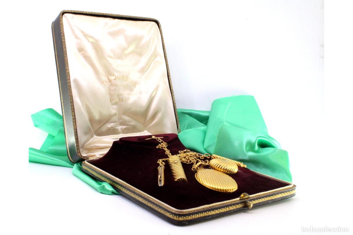 Joyeria: 152 gramos. Utensilios de Oro 18K � Siglo XIX: frasco de perfume, polvera, navaja, neceser.
