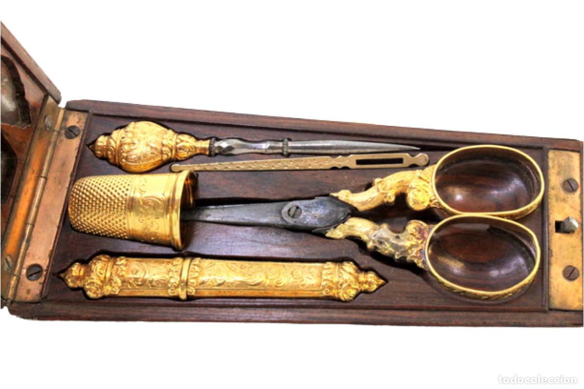 Gioielleria: 17 gramos - Estuche para utensilios de costura, en oro y plata de 18 quilates - Siglo XIX