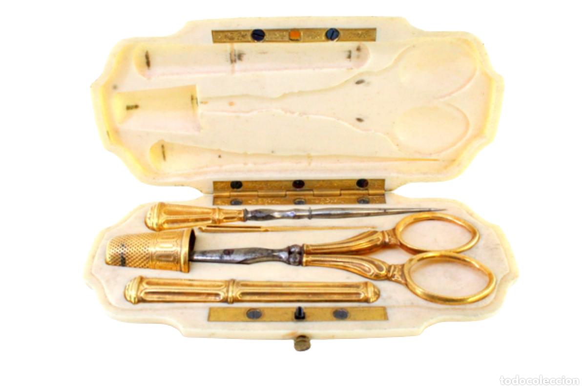 Gioielleria: 30 gramos - Estuche para utensilios de costura, en oro de 18 quilates - siglo XIX
