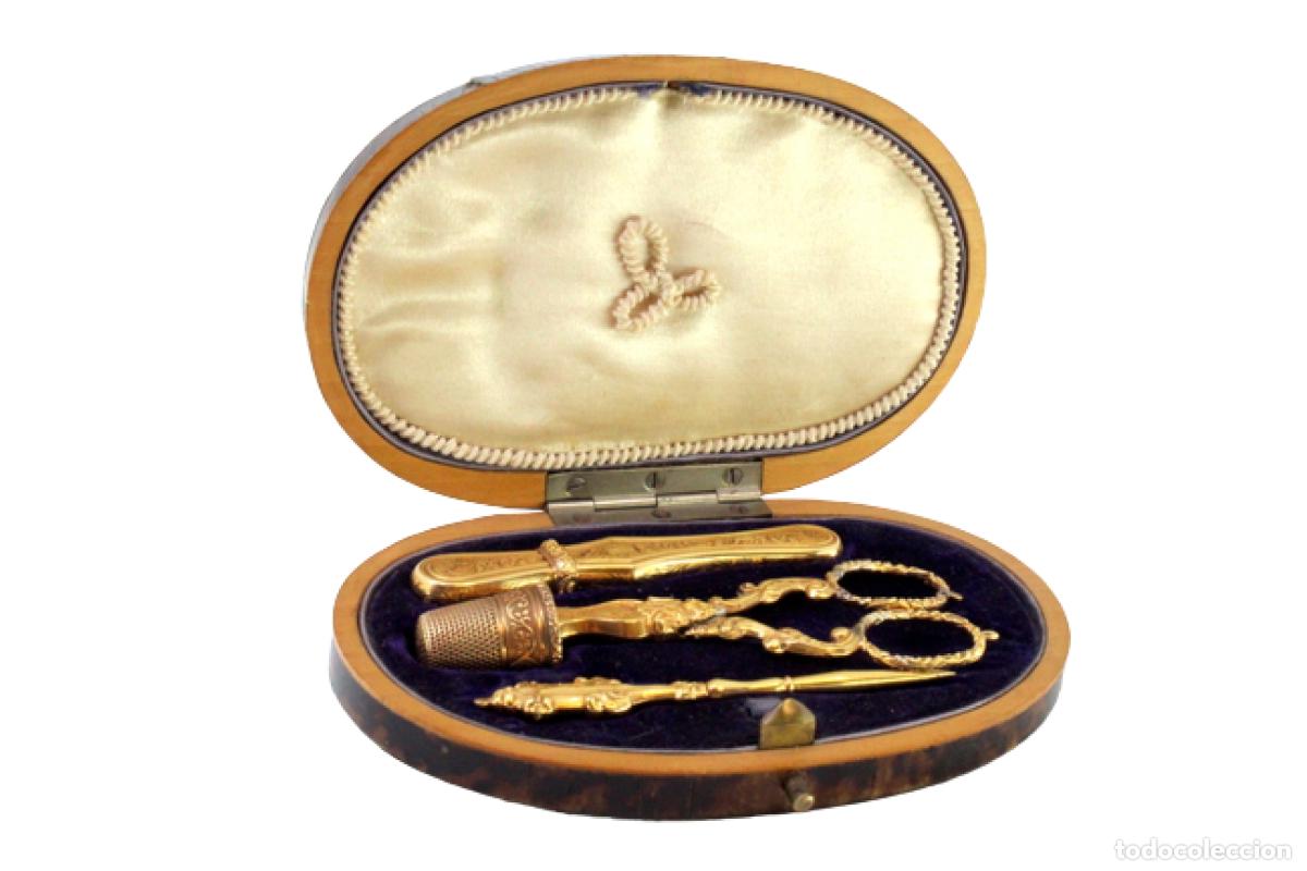 Gioielleria: 25 gramos - Estuche para utensilios de costura, en oro de 18K.