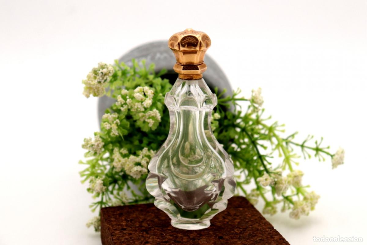 Gioielleria: 72 gramos - Frasco de perfume, elaborado en vidrio y oro de 15K.