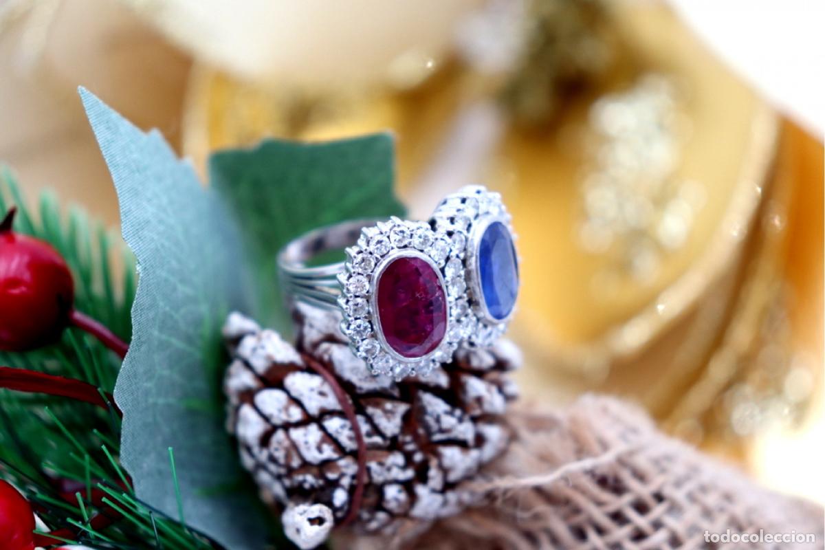 Joalharia: Anillo de oro de 19,2 quilates con diamantes, zafiro y rub&iacute;.