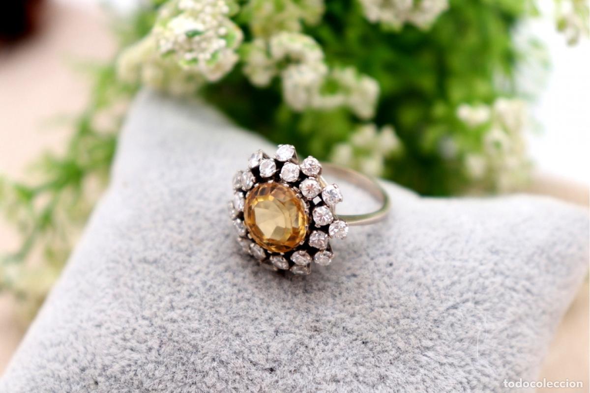 Joalharia: Anillo de oro blanco (1,2K) con diamantes y jade&iacute;ta amarilla.