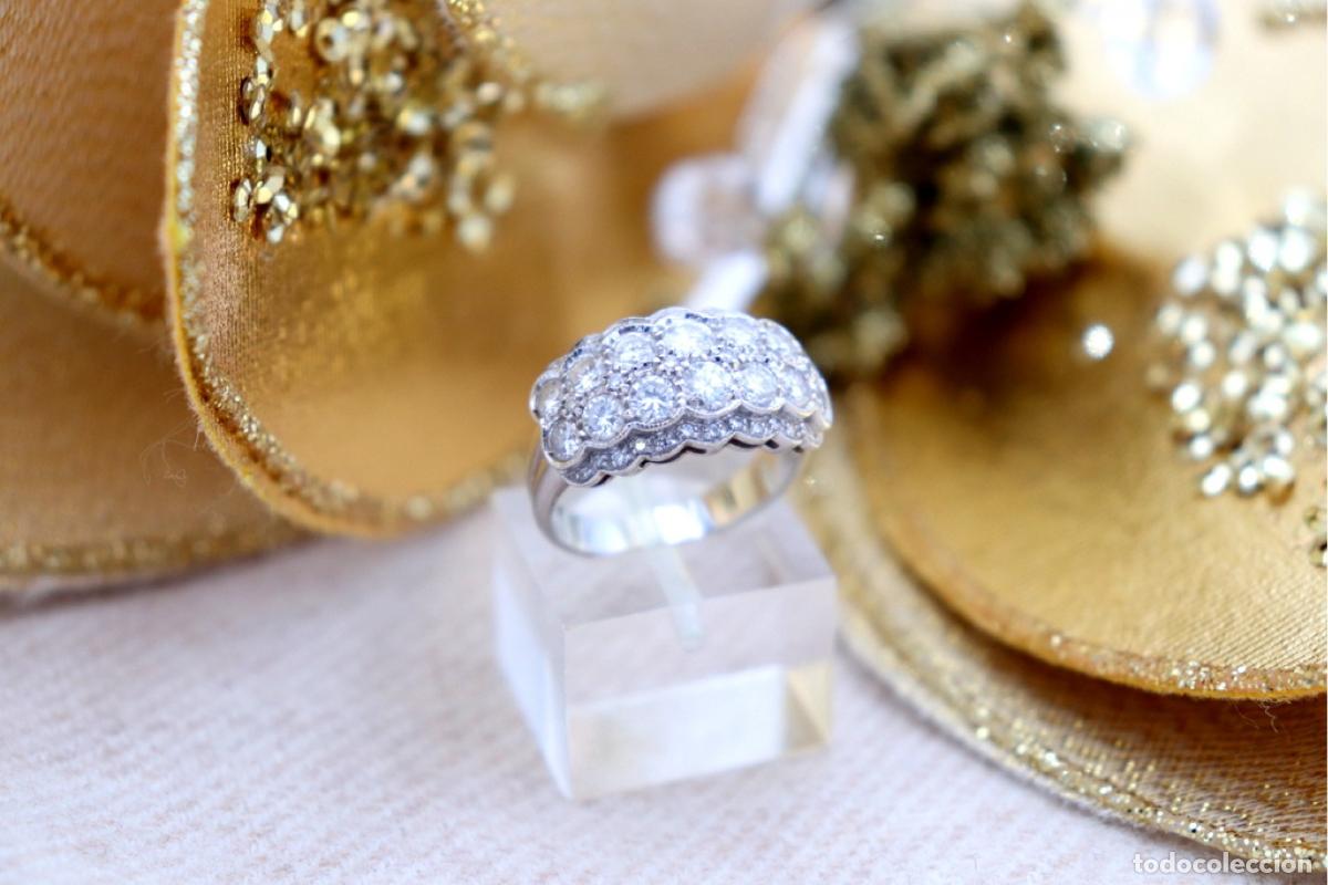 Joyeria: Anillo de oro blanco de 18 quilates con diamantes.