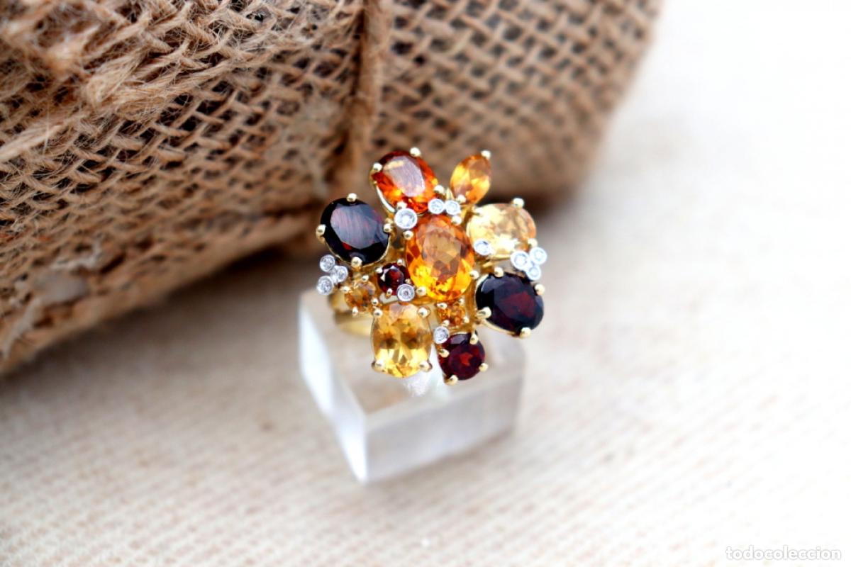 Joyeria: Anillo de oro blanco de 18 quilates con diamantes, citrinos, granates y topacios.