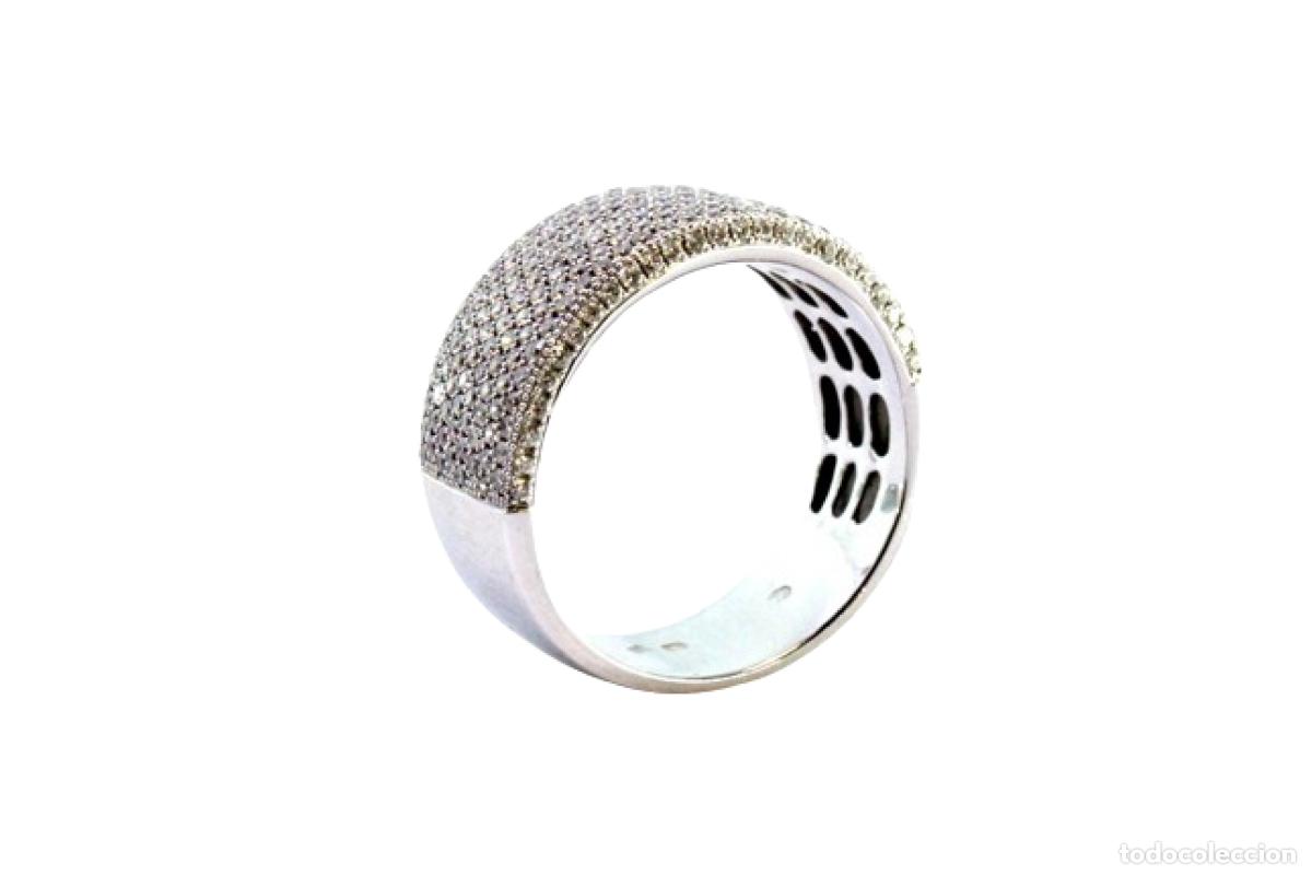 Joyeria: Anillo de oro blanco de 18 quilates con diamantes.